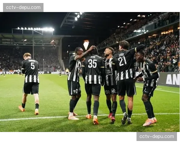 十人尤文图斯加时赛惜败，安联球场掌声致敬悲壮出局
