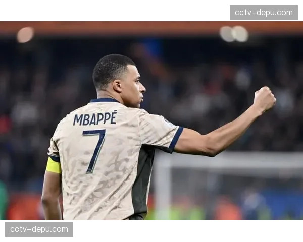 姆巴佩现身非洲杯观战,身穿阿什拉夫球衣支持好友 姆巴佩现身非洲杯观战,身穿阿什拉夫球衣支持好友