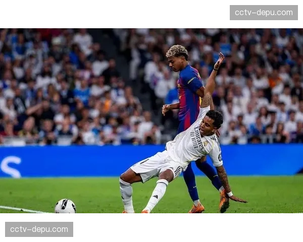 巴萨发布国家德比赛前训练图，亚马尔参与全队合练